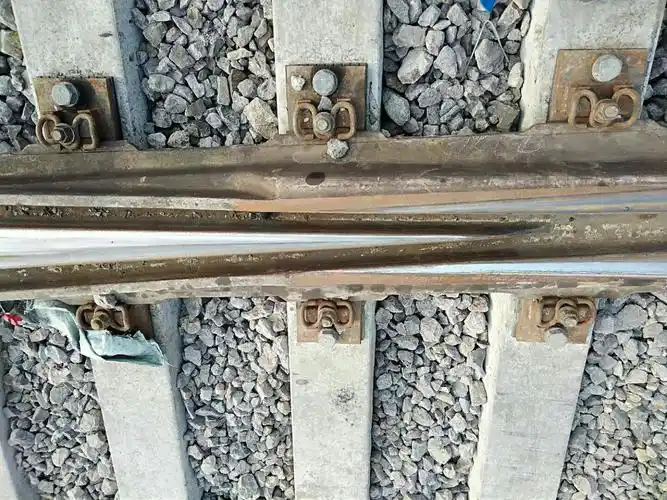 阜新南站154号辙叉心轨,翼轨肥边