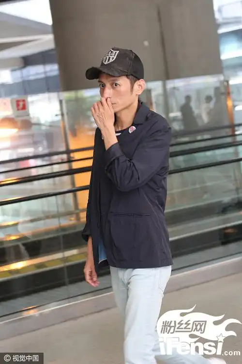 网友:坐等回应"李维嘉与王小牙微博互动据悉,王小牙和李维嘉是同事