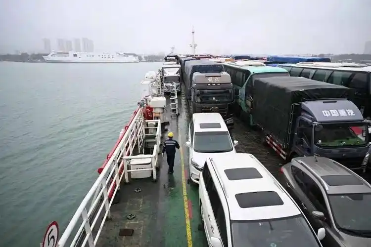 在粤海铁路轮渡即将停靠海口的南港码头时,刘昱通过甲板前往船艏