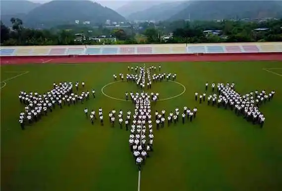 她们在运动场摆出了巨形飞机空客"a380",四架