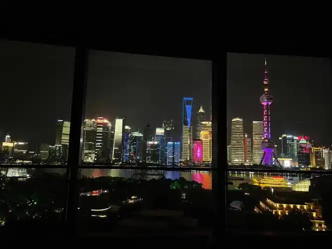 上海外滩w酒店  #上海三件套  w的夜景太漂亮啦 关上灯欣赏窗外趁美