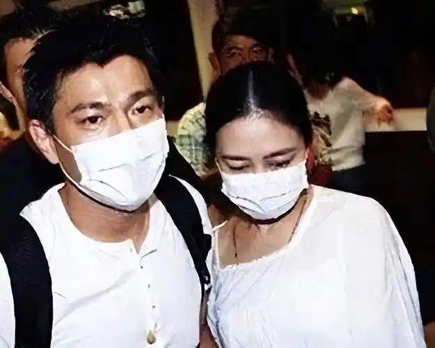 他的老婆和女儿也逐渐离开了舆论的中心,早些年刘德华在采访中很少