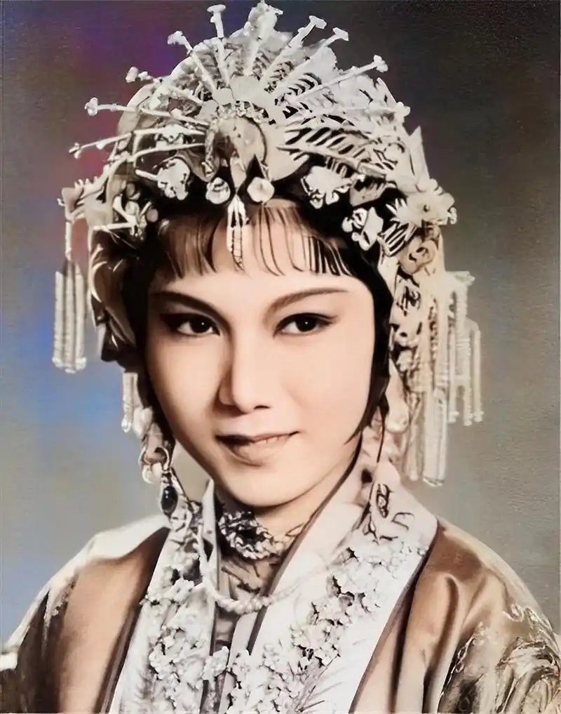 1952年,88岁的齐白石去参加一个晚宴,盯着一个年轻的女子.