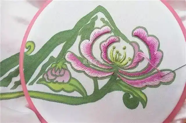 羌族服饰七彩斑斓云中霓裳