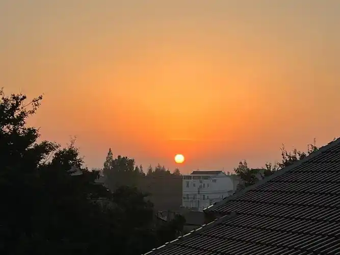 随拍,小乡村的晨日……光影……#日出93 #清晨第一缕阳光 - 抖音