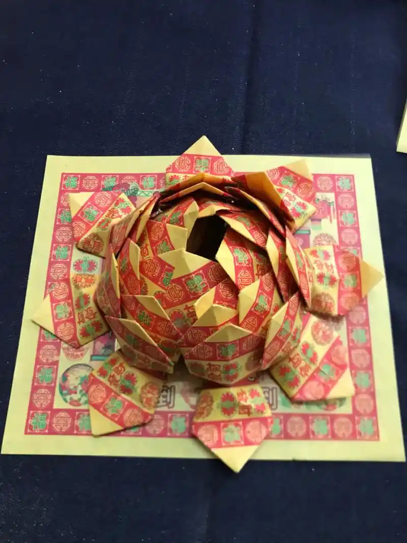 第一次折莲花,虽然不是很完美,不过还过得去!#手工折纸 #莲 - 抖音