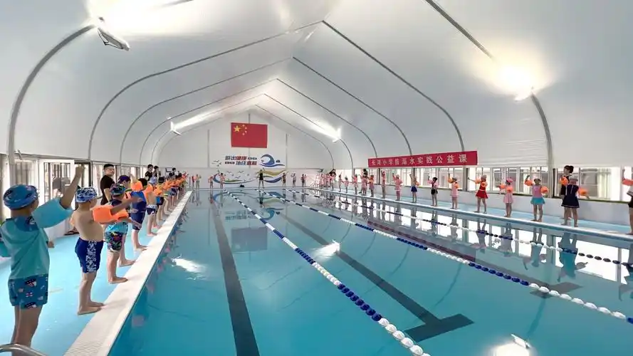 暑期防溺水长河小学启用智慧恒温游泳馆全校普及防溺水游泳技能