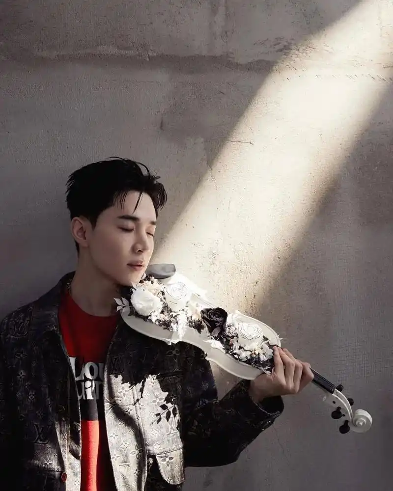 henry刘宪华 鲜花小提琴好漂亮#lv阿那亚男装大秀 - 抖音