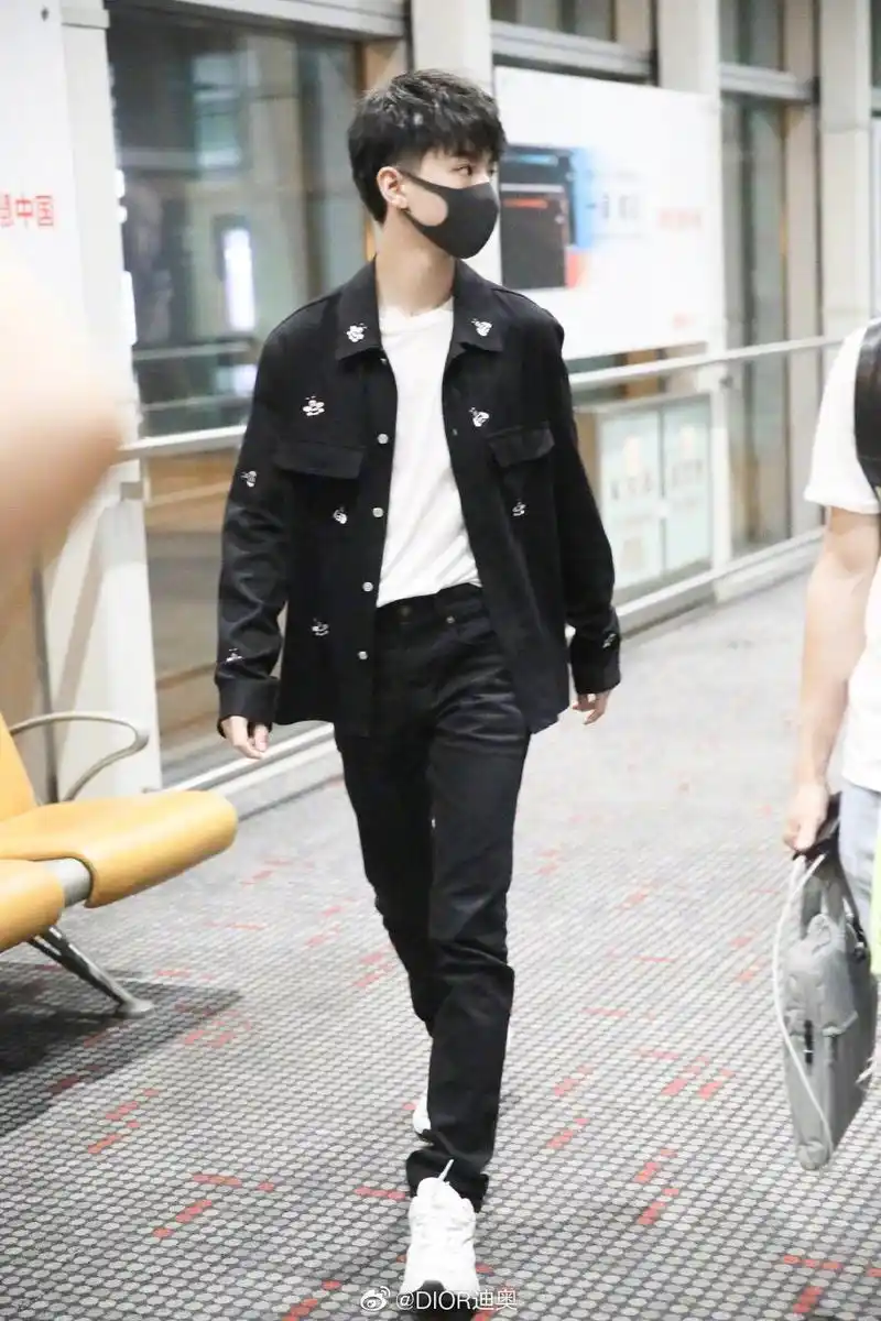 王俊凯机场造型look 少年展现自我时尚态度