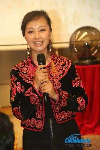 彝人制造曲比阿乌推出新专辑热心公益捐建绿书架组图