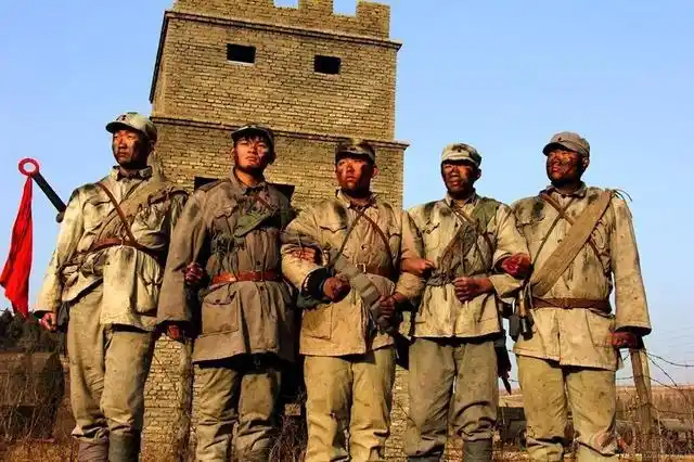 抗日电视剧中,八路军的经典形象是这样的,灰布军装,头上戴着军帽,背着