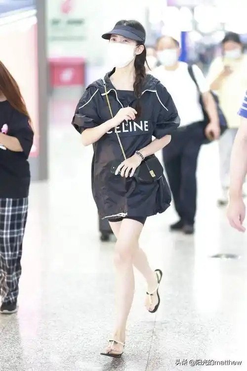 陈钰琪黑色套衫搭短裤现身机场秀美腿身材好