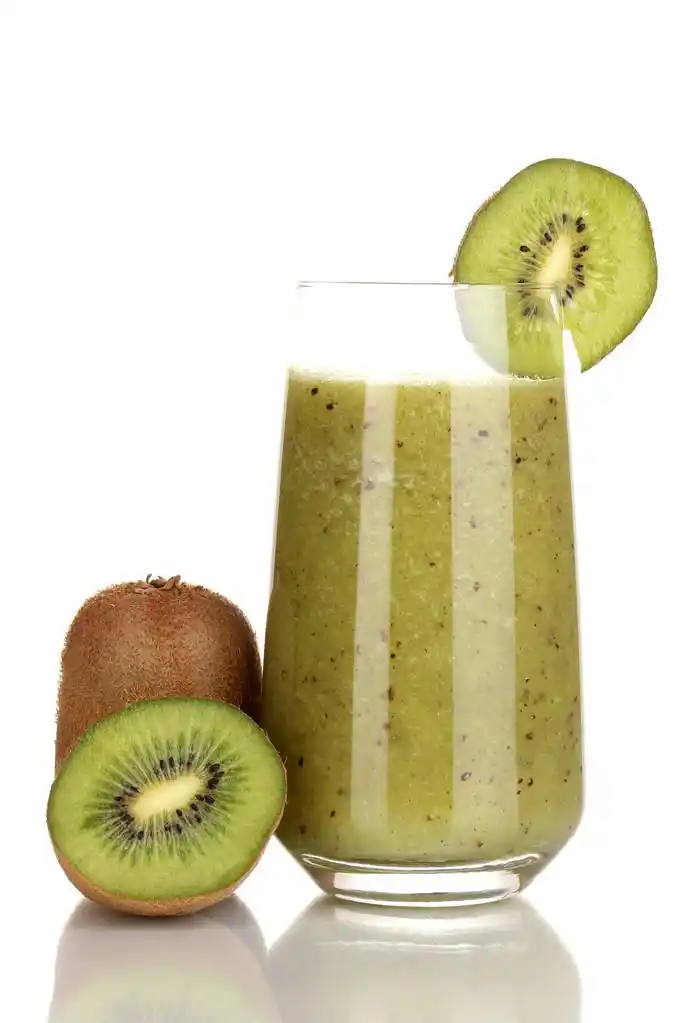 杯新鲜猕猴桃汁白隔离