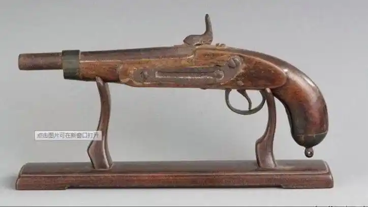 整理父亲遗物时他发现了一把火铳,为留纪念他没有上交,结果.