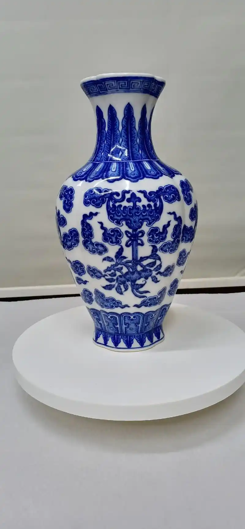 清乾隆青花海棠瓶,高27公分腰径16公分,底径和口径都一样 - 抖音