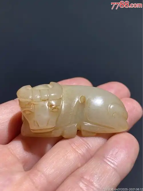 明和田玉籽料白玉牛卧牛摆件