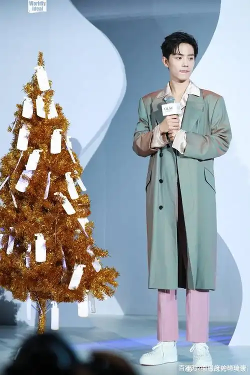肖战品牌代言现场高清大图!粉色的西装裤配青绿外套,太爱了!