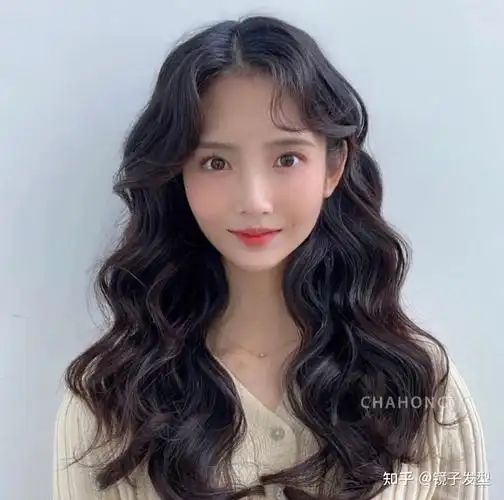4.妩媚优雅的大波浪发型