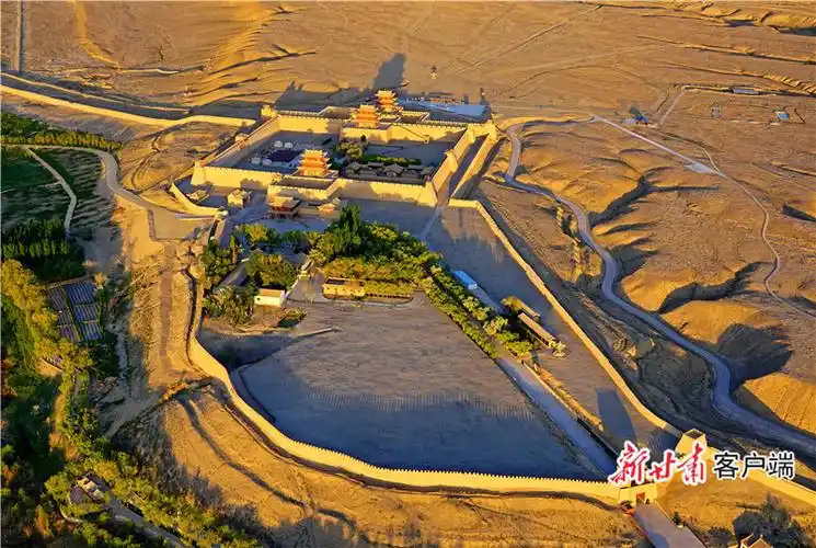 航拍镜头下的嘉峪关关城