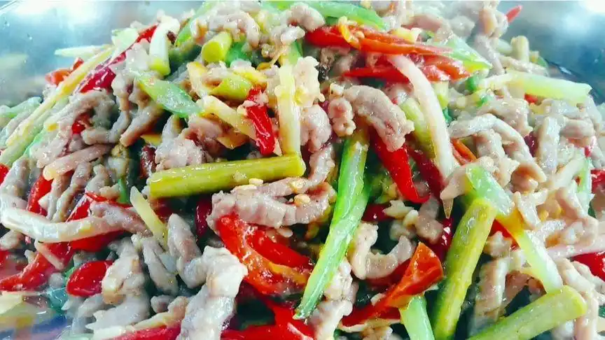 川菜泡椒牛肉丝这样做,牛肉鲜嫩入味,酸辣开胃,下饭非常的棒