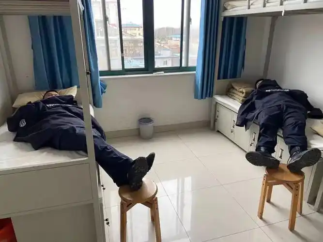 疫情中的警察只要眼中有光黑夜绝不漫长