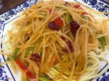 拌面青椒土豆丝拌面图片土豆丝拌面图片高清清真土豆丝炒牛肉拌面照片