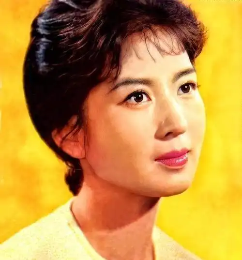 1974年,吴海燕意外被挑中演《海霞》,她演的女民兵特别帅,立马就火遍