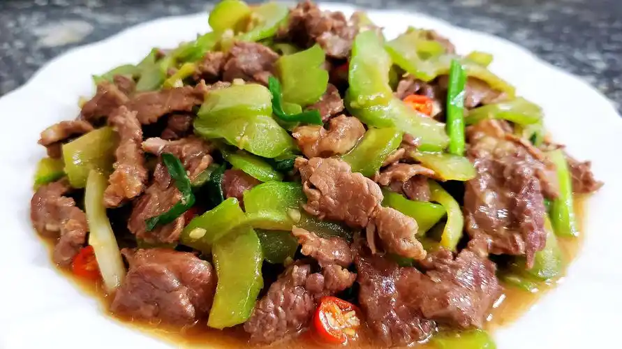 家庭版苦瓜炒牛肉,牛肉嫩滑,苦瓜脆爽,比饭店做得好吃多啦