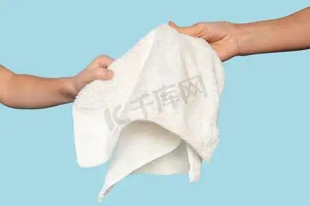 包肥皂刷毛巾木桌面粉饼包护肤白天护肤品咖色背景摆放摄影图配图柔和