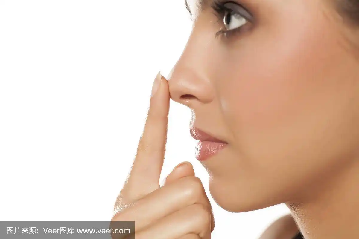 人的鼻子,青年女人,侧面像,手放在嘴唇上,整形手术