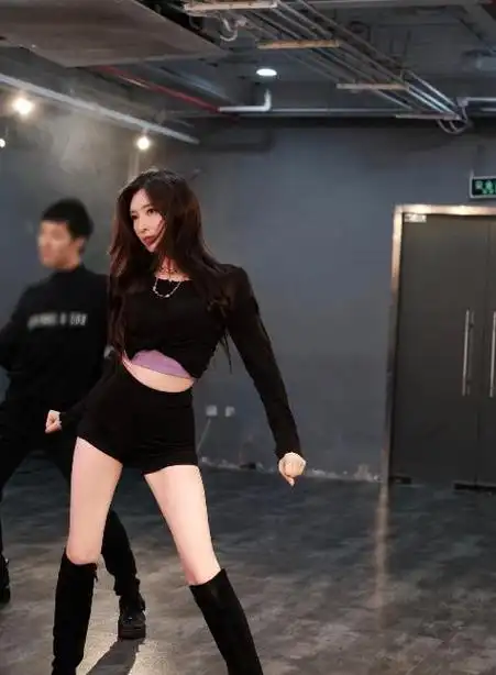 女明星好身材不展露江疏影未免太低调跳舞姿势惹关注