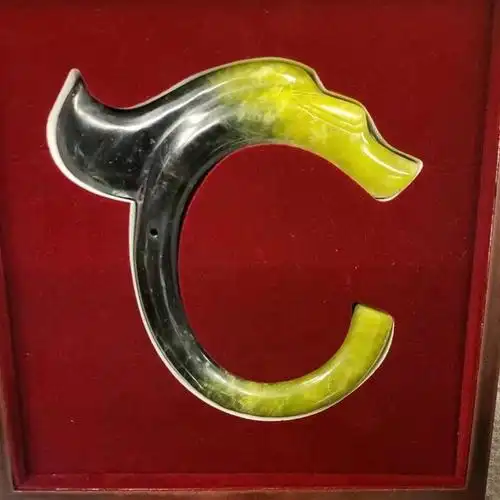 红山文化的玉器颇具神韵,其中红山玉龙是红山文化玉器的代表作