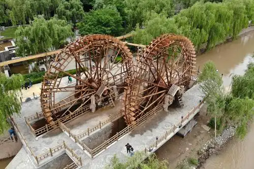 入口处与中山桥连接,是兰州市内的重要景点