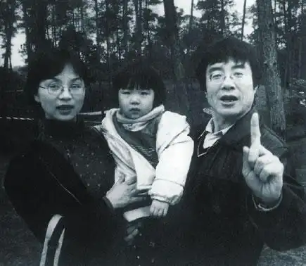 郭世英(站立者)和周国平周国平和女儿啾啾