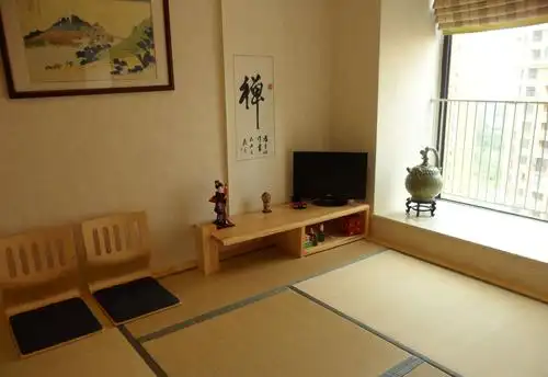 70平米简约主卧榻榻米床装修效果图