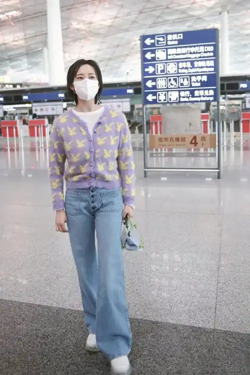 33岁李纯走机场太出圈了精致保暖还有辨识度回头率超高