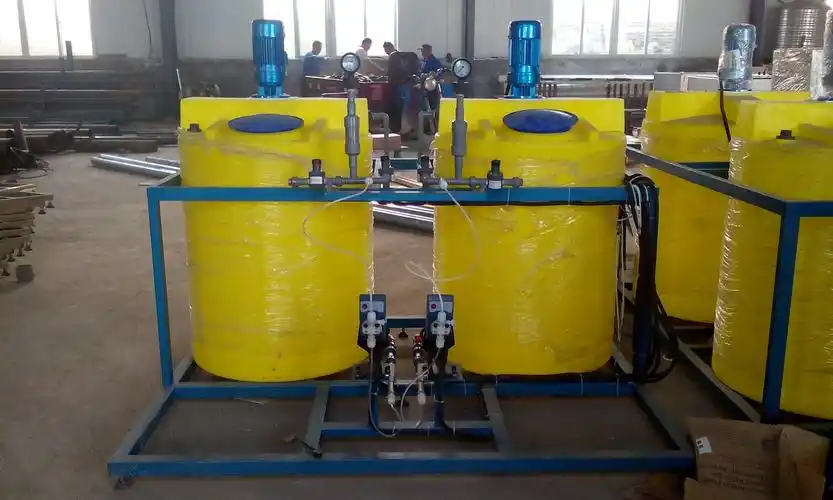 全自动加药装置主要由智能控制箱,电磁隔膜计量泵,加药桶,液位开关