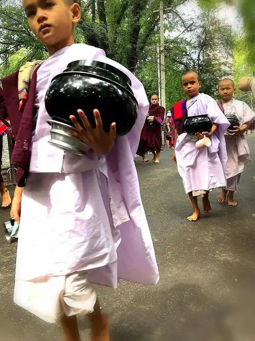 穿白色僧袍的小和尚是刚入寺院学习的