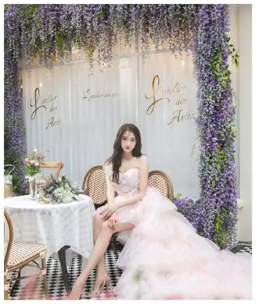 关晓彤演绎经典婚纱造型__财经头条