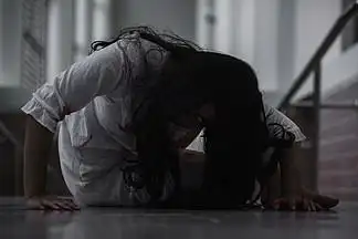 血魔中的女僵尸很可怕,她在废弃的建筑里出没,恐怖的邪恶女鬼在家里的