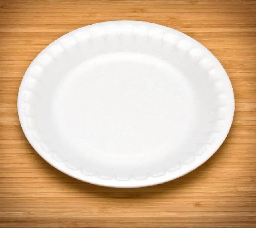 白色一次性盘子,木桌子上白色一次性盘子