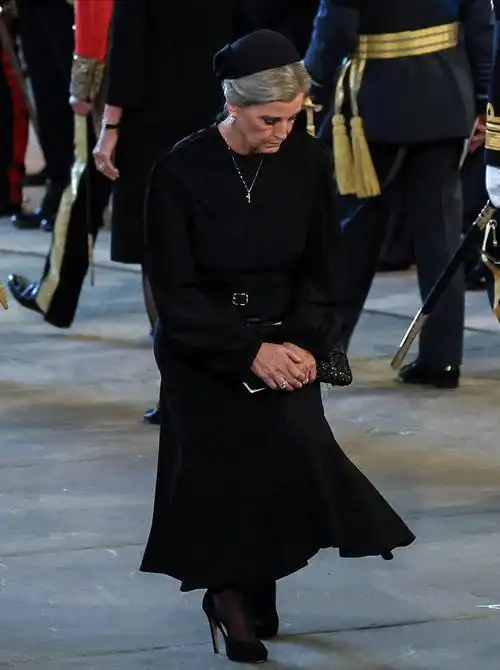 英国王室送葬队伍的屈膝礼百态,梅根很用心,穿黑色大衣这次好美