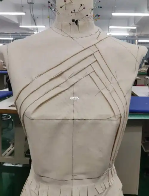 每日一扎,手已千疮百孔#服装立体裁剪#立体裁剪#服装设计#服装打版