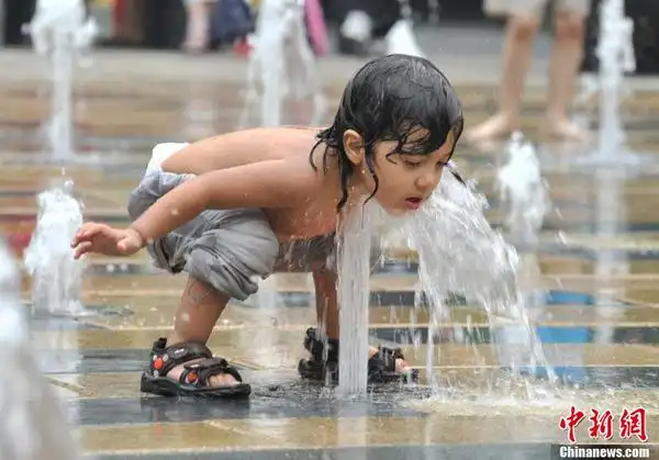 北京持续桑拿天 中外孩童戏水享清凉(组图)