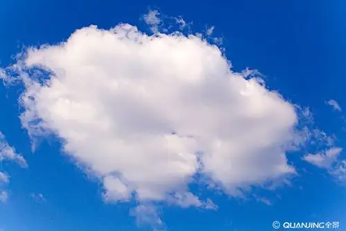蓝天下一朵圆形的白云