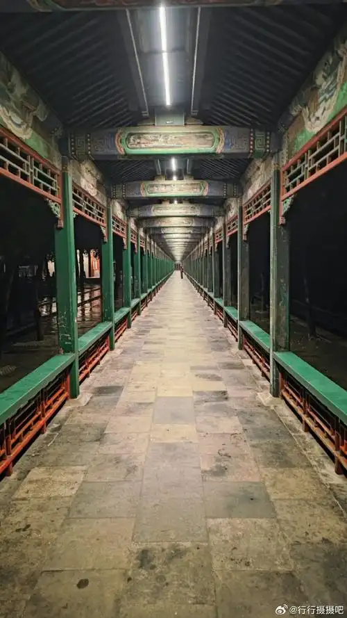 北京颐和园长廊夜雨