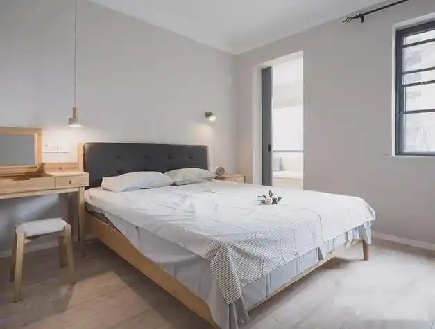 浅灰色是简约风格的经典选择,将其运用于卧室墙面,不仅能保持空间的