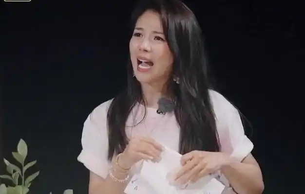 刘涛谈79岁郑佩佩落泪,感叹:她现在已经身体不大好,需要人搀