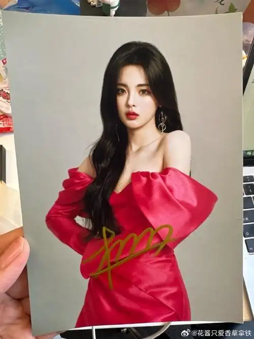 杨超越签名照*1王鹤棣签名照*1张凌赫签名照*1刘雨昕签名照*1秦霄贤