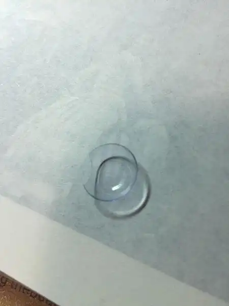 关于隐形眼镜的问题 日抛的隐形眼镜 今天摘下来后发现破损了一块 会